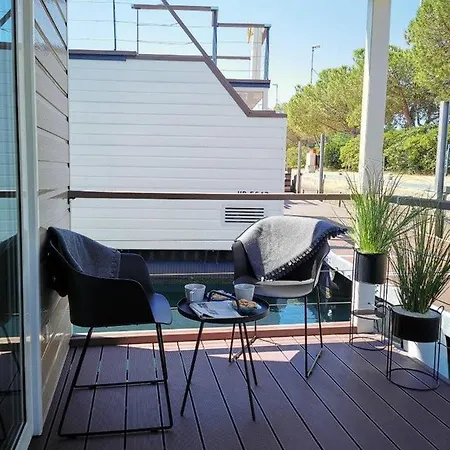 בית נופש Floating House Memory בפורטורוז
