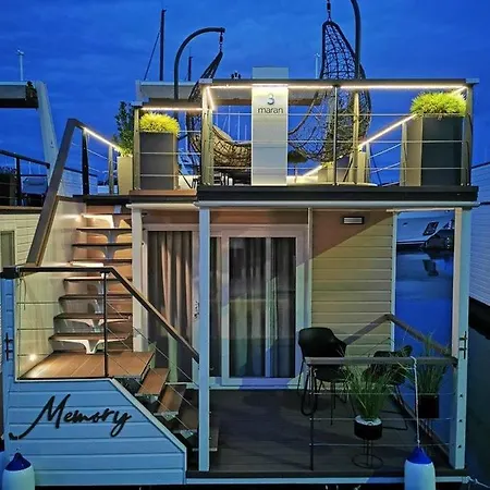 בית נופש Floating House Memory בפורטורוז